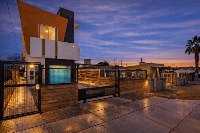 Building Photo - 1933 E Monroe St