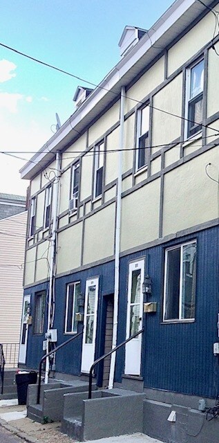 Building Photo - 2216 Larkins Way