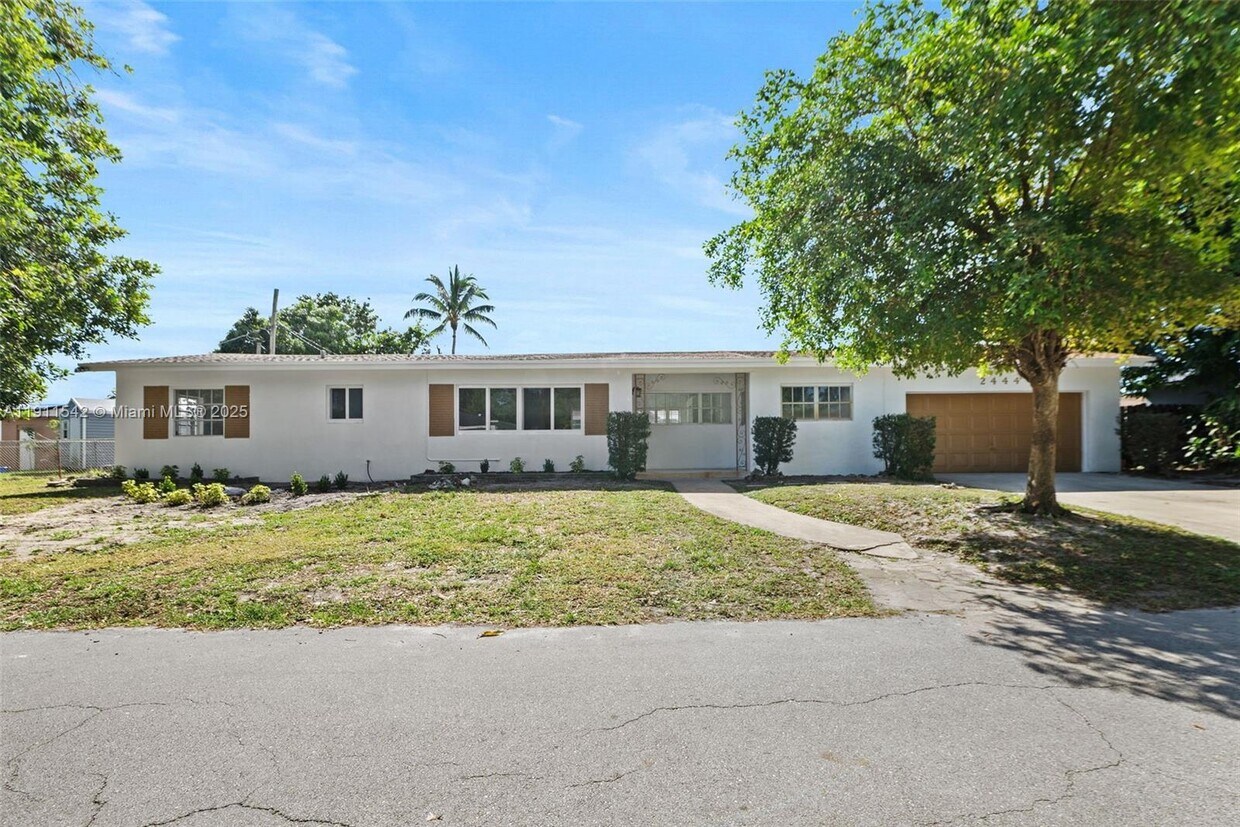 Foto principal - 2444 Plunkett St