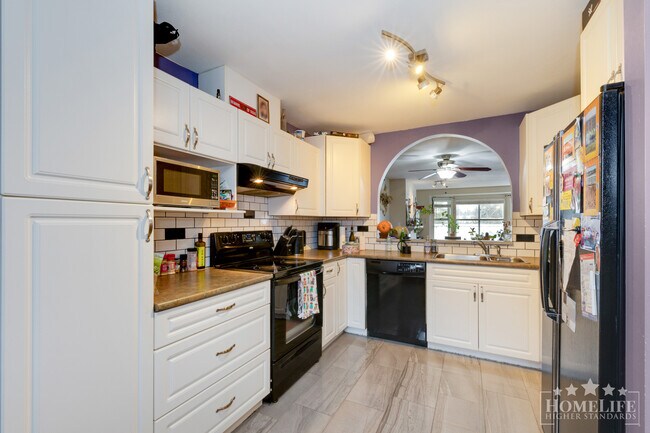 Photo du bâtiment - Massive 2 Bedroom, 2 Bathroom Condo in the Heart of Surrey City Centre