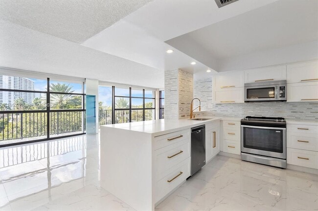 Building Photo - 600 Parkview Dr