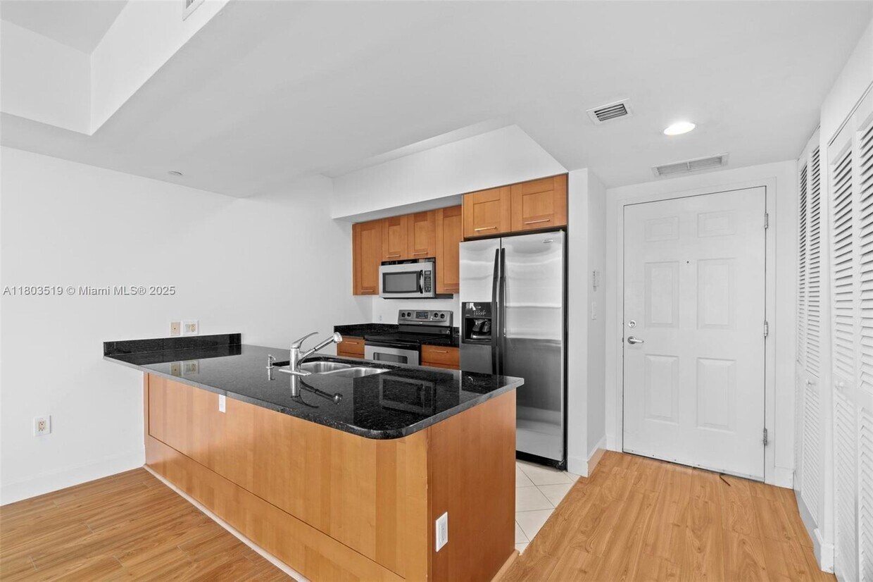 Foto principal - 4100 Salzedo St