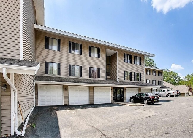 Building Photo - 14325 Fairway Dr