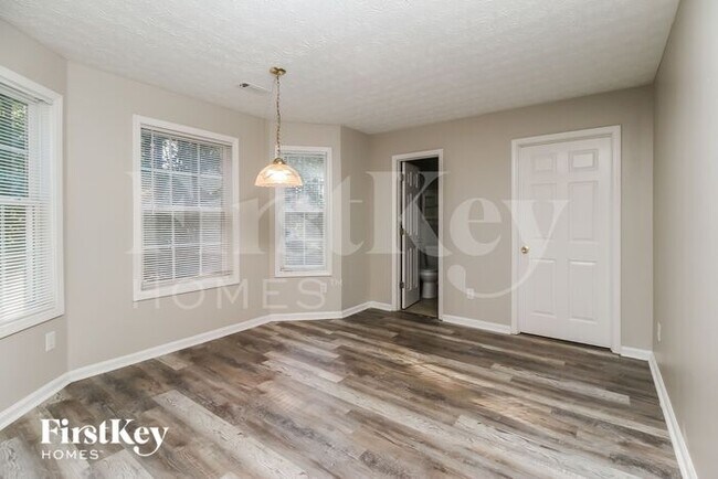 Building Photo - 230 Trelawney Dr