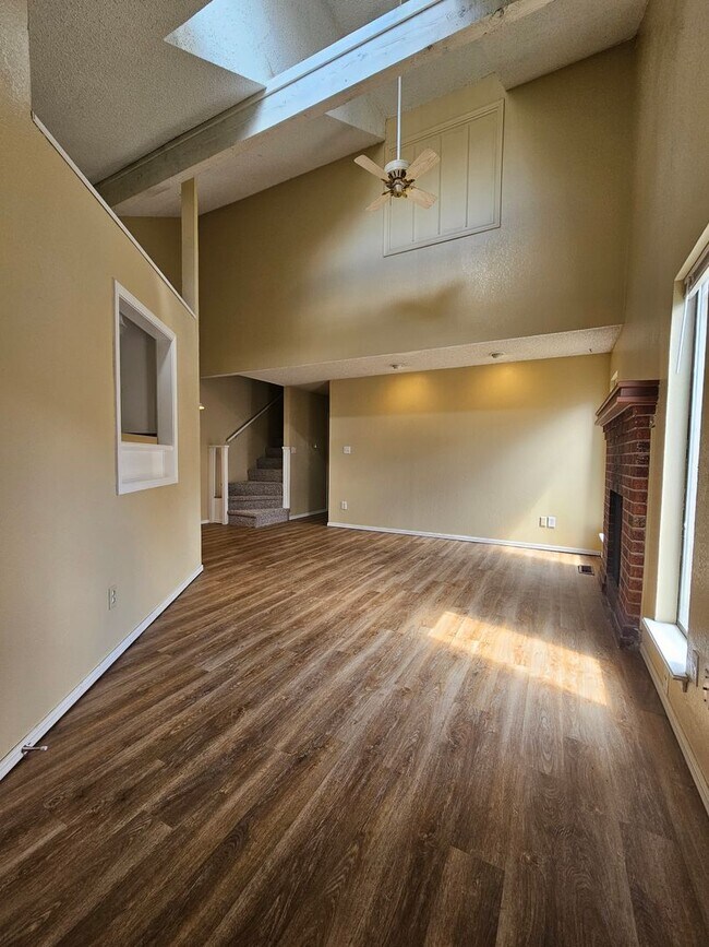 Foto del edificio - West Norman Townhome Available NOW!