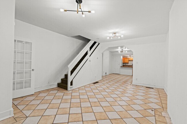 Foto del edificio - HUGE 5 bed/2 bath house right by the Polic...