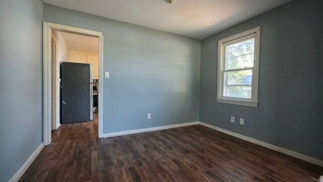 Building Photo - 1702 W Lincoln Ave