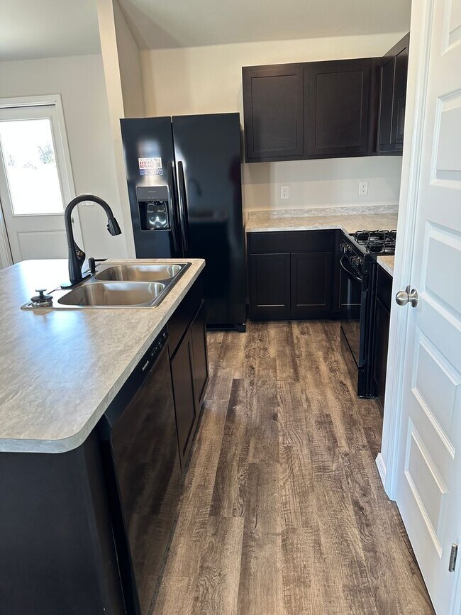 Building Photo - Half Off First Month's Rent + No Hidden Fees! Move-In Ready 3 Bed, 2 Bath Home in Southbrook