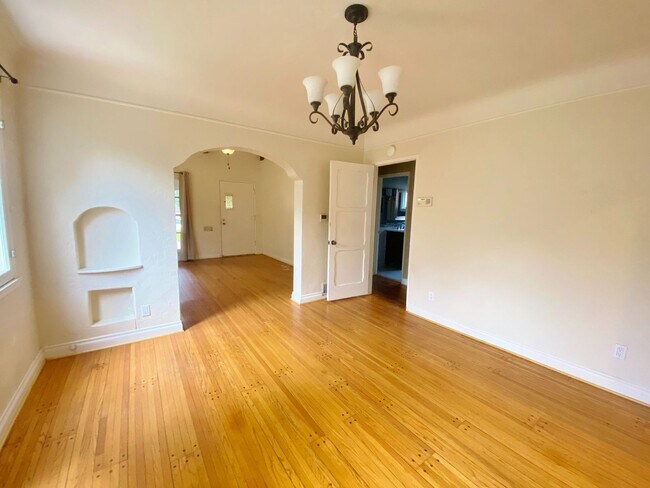 Building Photo - 2080 Eucalyptus Ave // Beautiful Home