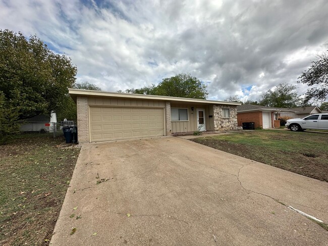 Building Photo - COMING SOON--3 Bedroom 2 Bath Home in Benb...