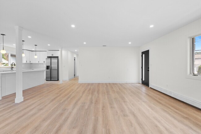 Building Photo - 302 E Harriet Ave