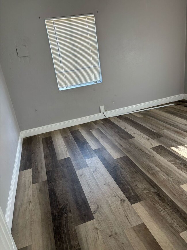 Building Photo - Rent ready at the end of April