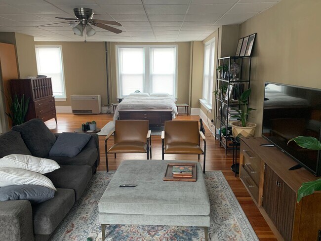 Building Photo - Studio Apartment in the Heart of Northampton