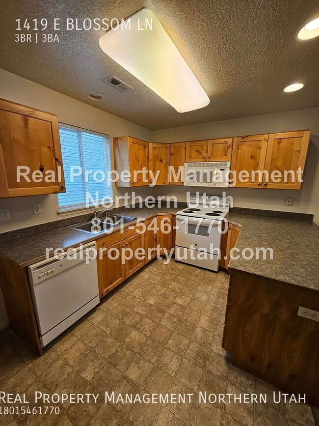 Building Photo - 3 Bedroom 2.5 Bath Ogden Townhome Availabl...