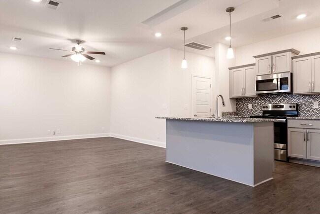 Building Photo - Charming Home With Eat In Kitchen, Granite Countertops, and Glass Door Tiled Shower