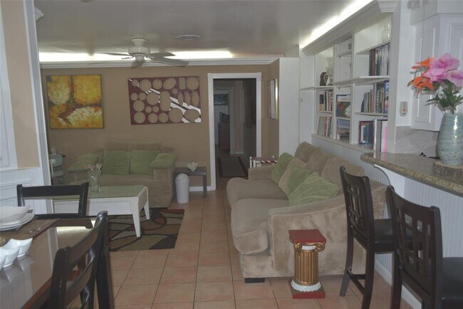 Foto del edificio - 5822 Fairdale Ln