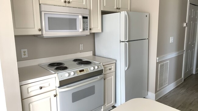 Building Photo - 1-Bedroom, 1-Bathroom, condo