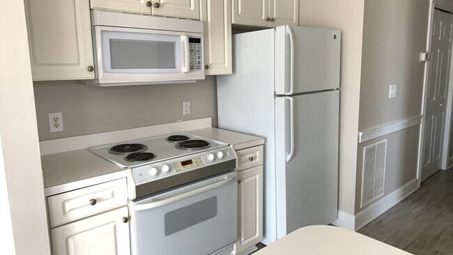 Foto del edificio - AUGUST SPECIAL!! 1-Bedroom, 1-Bathroom, condo