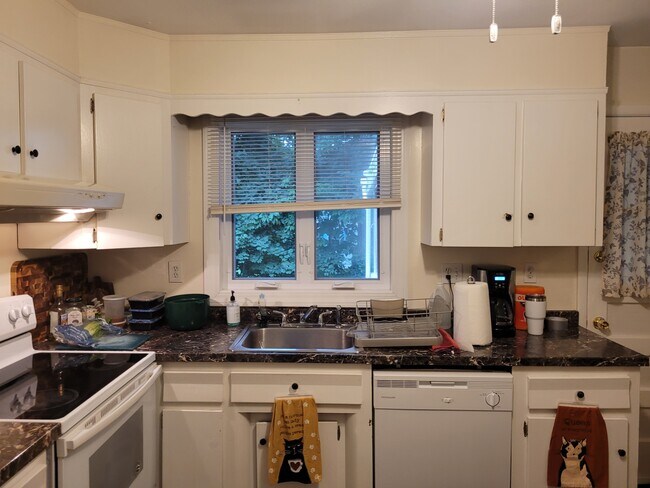 Building Photo - 7 E Meadow Ln