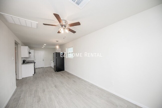 Building Photo - Recently Renovated! $995/mth.