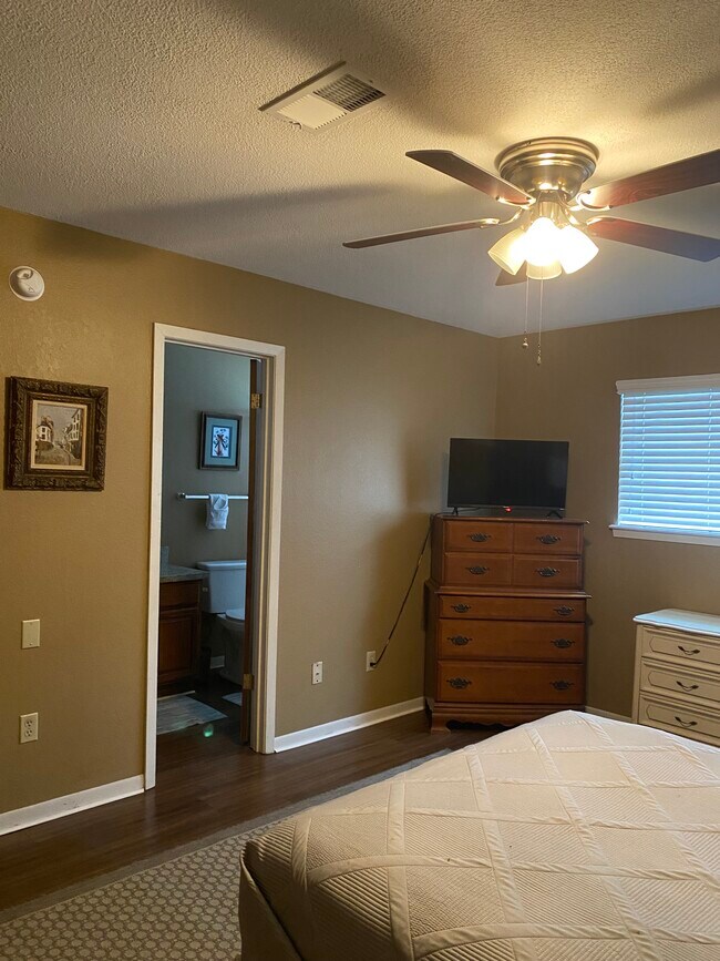 Dormitorio 1 - 1119 Nichols Ave