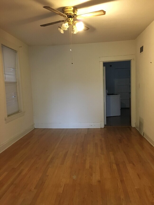 Building Photo - 2021 W Warner Ave