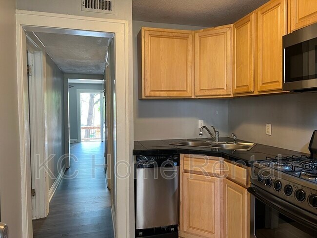 Building Photo - 1112 W 41st Terrace