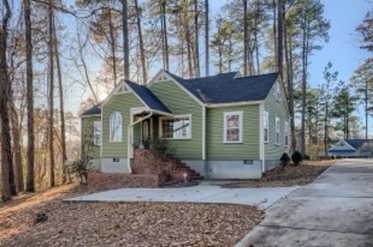 Primary Photo - Furnished! Charming 4 Bedroom Home Availab...