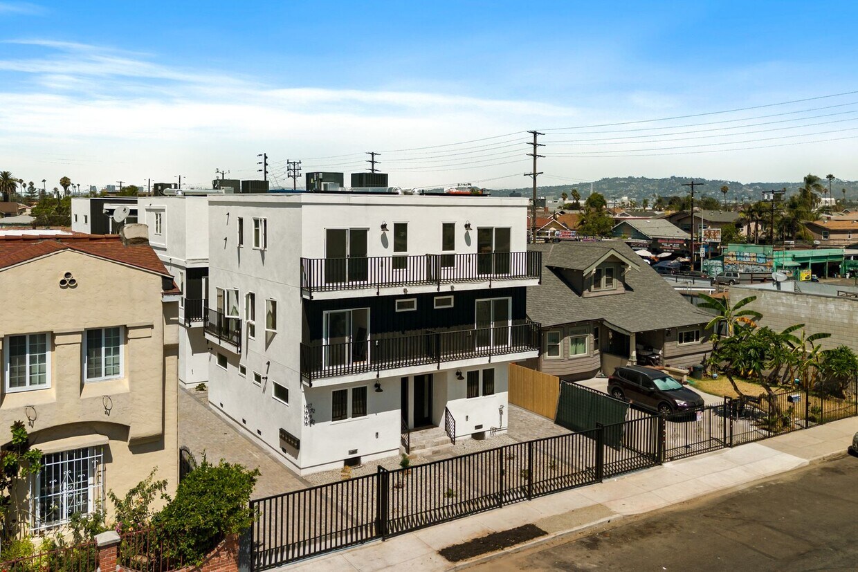 BRAND NEW TOWNHOUSE! One Month Free! - 1615 2nd Ave