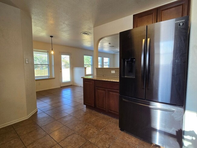 Foto del edificio - NEW IN MANAGEMENT - AVAILABLE NOW!