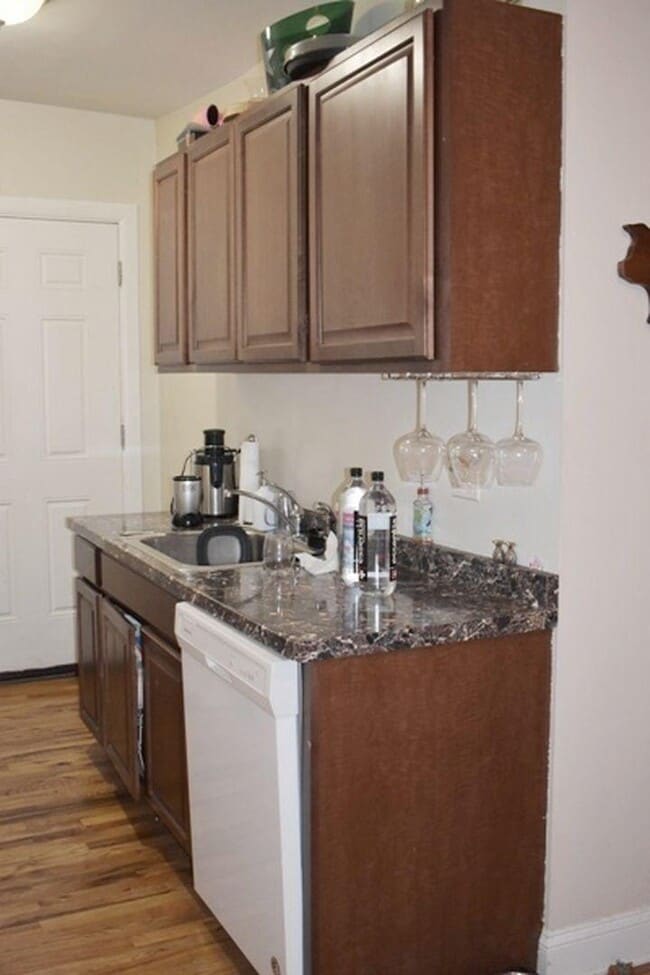 Building Photo - 1 bedroom in Chicago IL 60657