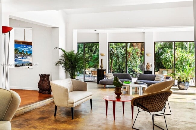 Foto del edificio - 5627 Granada Blvd