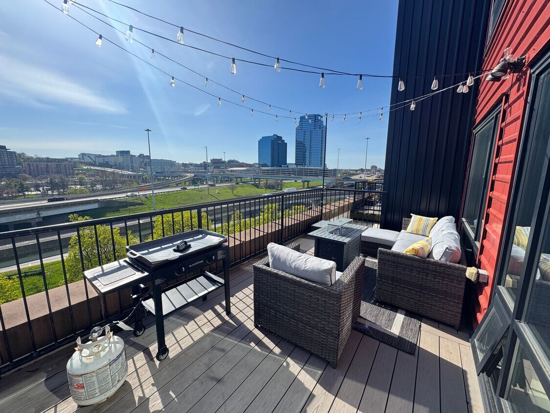 Primary Photo - Desirable Union Square Corner Penthouse!