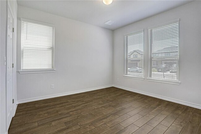 Foto del edificio - 352 Capstone Rd