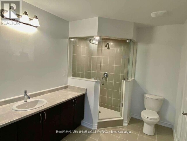 Building Photo - 256 Ridley Cres
