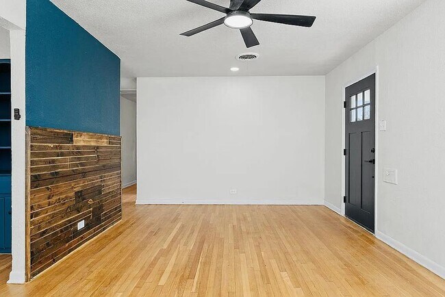 Foto del edificio - 2551 W Summit Ave.