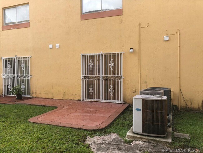 Building Photo - 1100 SW 104th Ct