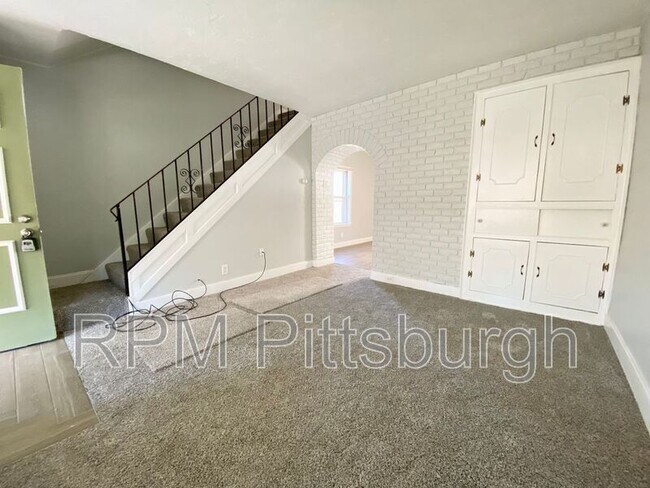 Building Photo - 302 W Miller Ave