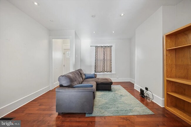Foto del edificio - Modern 3-Bedroom Rowhome with Backyard Pat...