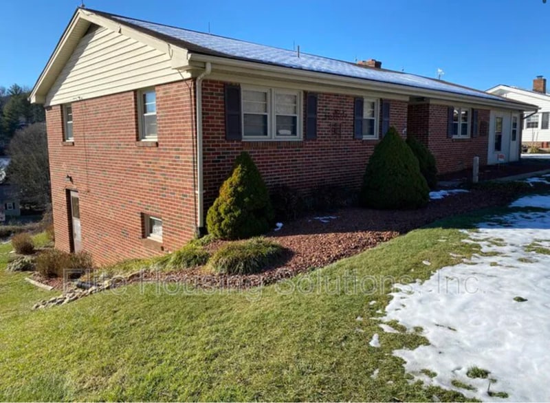 Primary Photo - 410 Colonial Dr