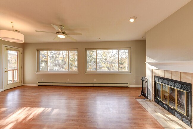 Foto del edificio - 2 Bedroom 2 Bath End Unit Condo with cover...