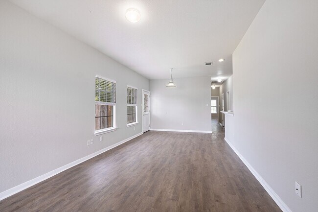 Foto del edificio - Spacious 3 Bed / 2 Bath Duplex in Prime Le...