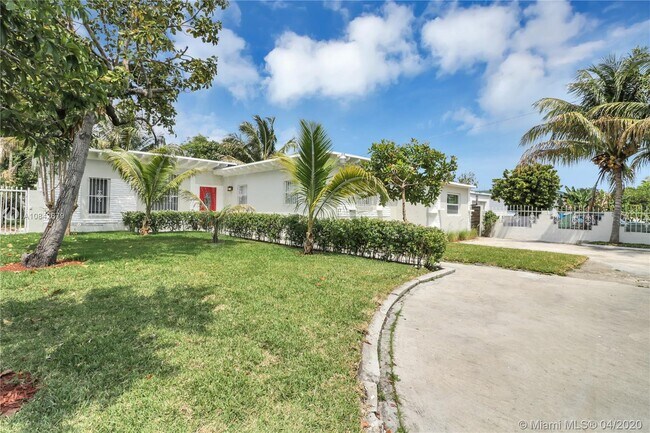 Foto del edificio - 323 NW 108th St