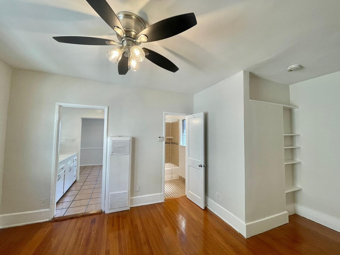 Primary Photo - 1837 N Kingsley Dr