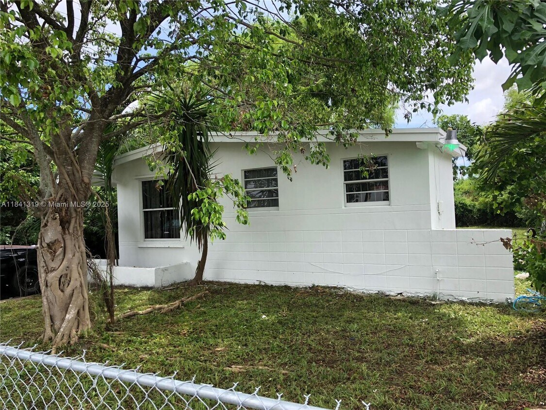 Foto principal - 1400 NW 73rd St
