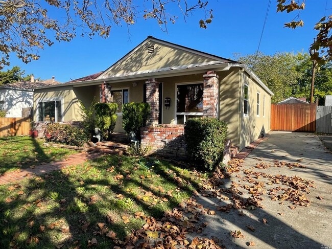 Building Photo - 720 Oakwood Ave