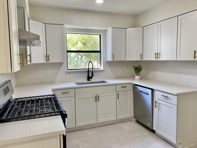 Building Photo - 4218 Modena Dr