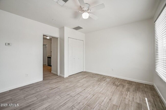 Building Photo - 907 N 22nd Pl
