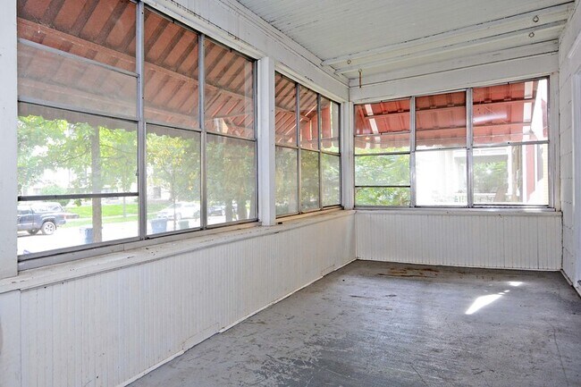 Building Photo - 2516 Harriet Ave