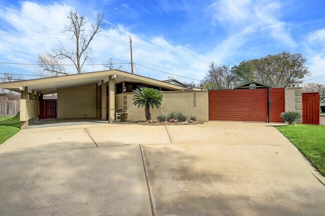 Foto del edificio - 5303 Tallow Ln